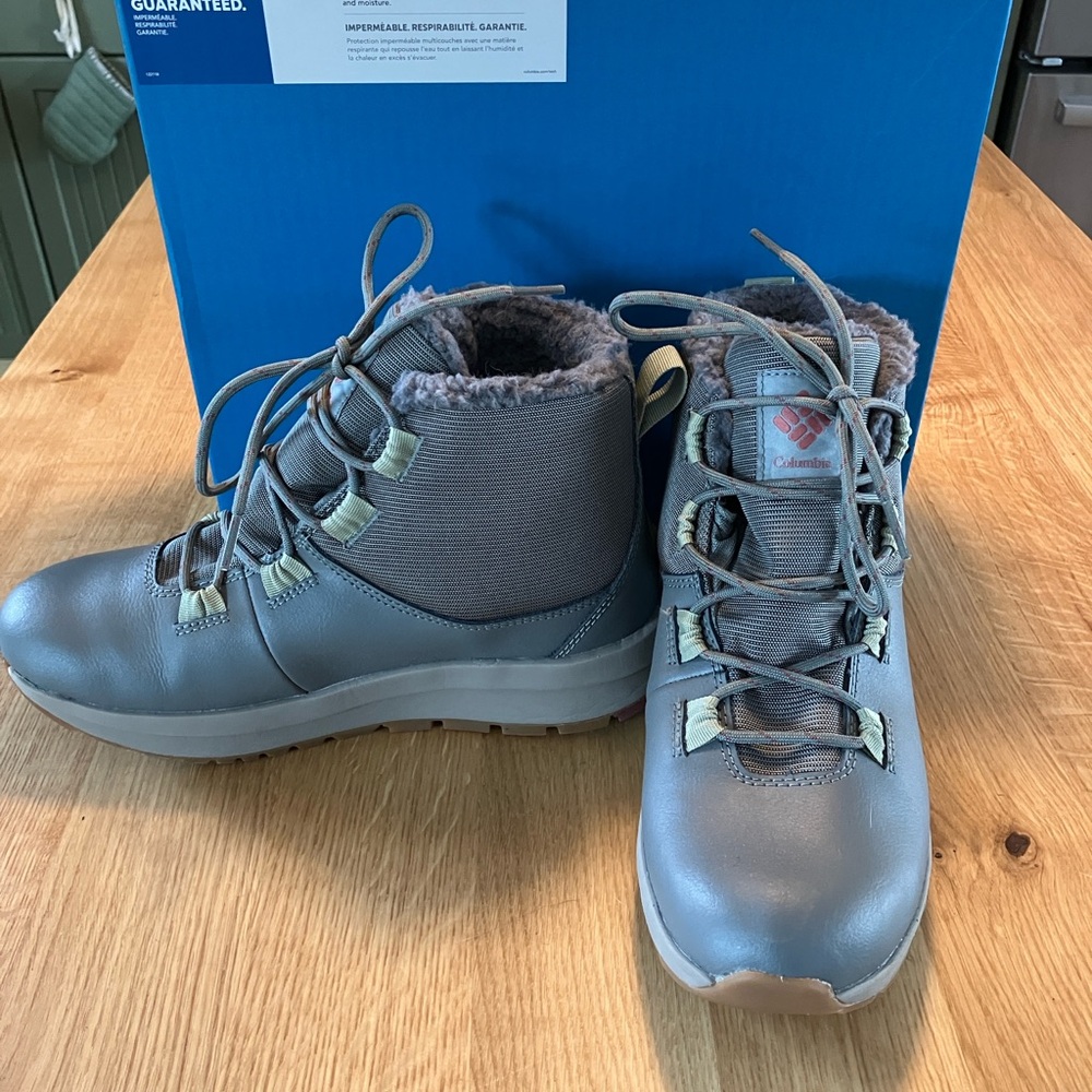 NIB COLUMBIA winter booties size 8W